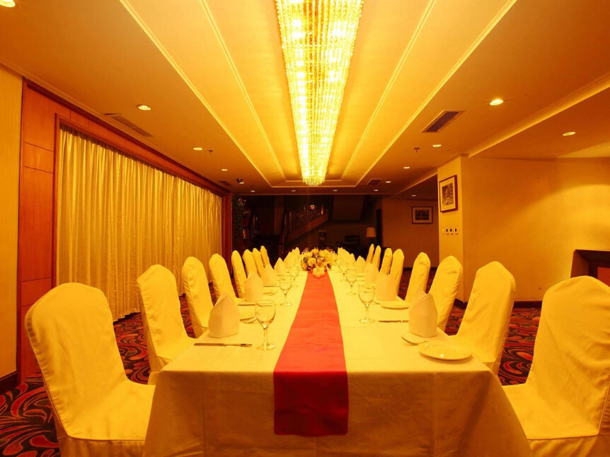 Central Plaza Hotel Dalian Eksteriør bilde
