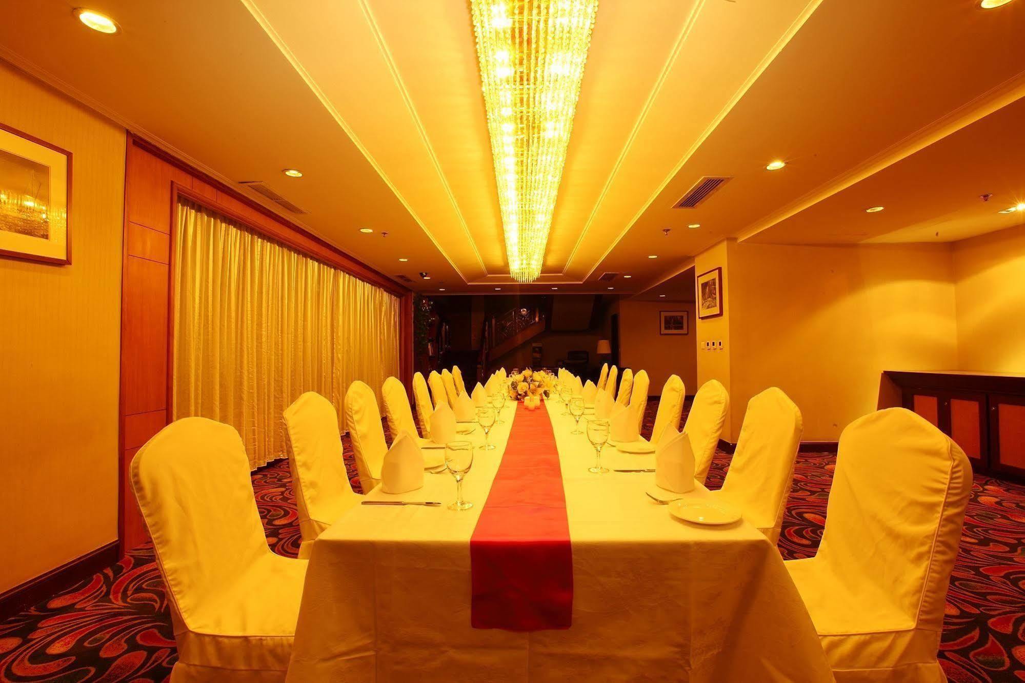 Central Plaza Hotel Dalian Eksteriør bilde